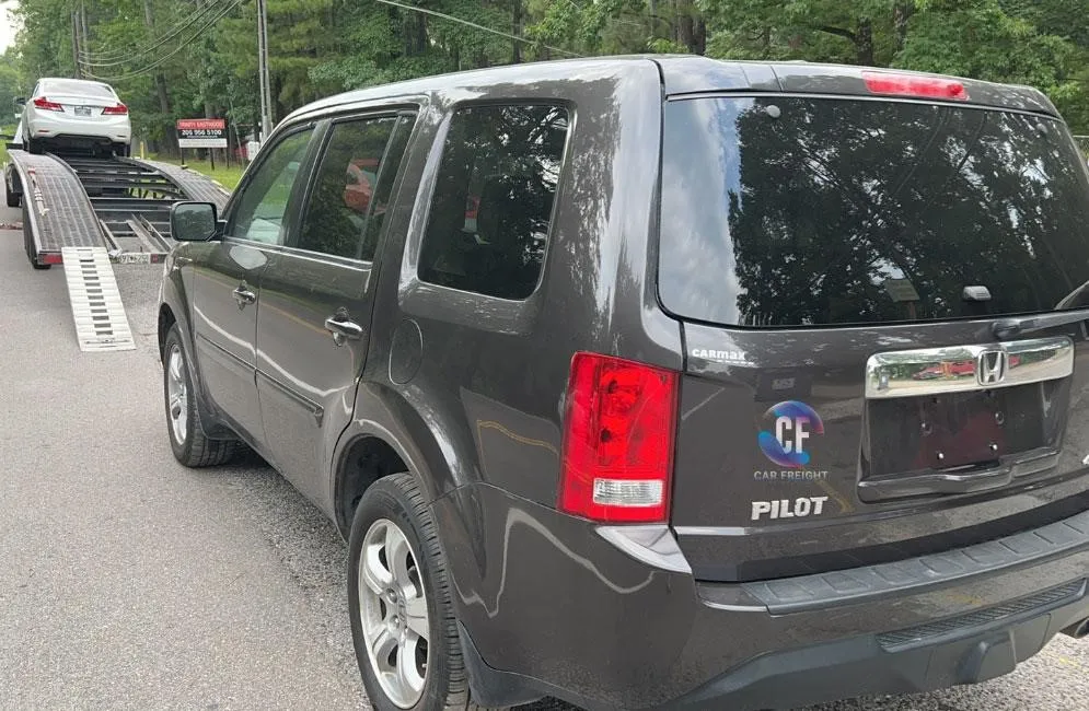 SUV siendo cargada en un camión de transporte de autos
